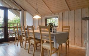 FarsøにあるBeautiful Home In Fars With 4 Bedrooms, Sauna And Wifiのダイニングルーム(テーブル、椅子付)