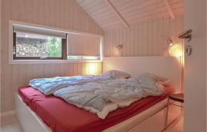 FarsøにあるBeautiful Home In Fars With 4 Bedrooms, Sauna And Wifiの窓付きの客室の大型ベッド1台分です。