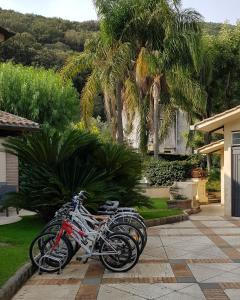 eine Gruppe von Fahrrädern, die neben einem Haus geparkt werden in der Unterkunft B&B Cavalieri in San Felice Circeo