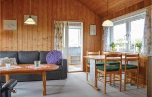 sala de estar con sofá y mesa en Toms Hytte, en Søndervig