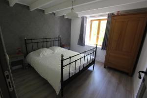 EspinasseにあるLava Lodgeのベッドルーム1室(ベッド1台付)、窓、ドアが備わります。