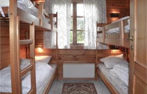 Lønne HedeにあるSandkassenのキャビン内の二段ベッド2台が備わる客室です。