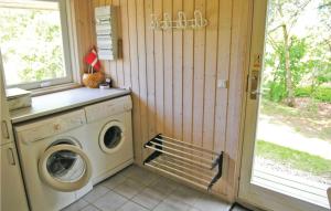 lavadero con lavadora y ventana en Stunning Home In Grsted With 5 Bedrooms, Sauna And Wifi, en Udsholt Sand