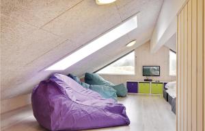 KlegodにあるAwesome Home In Ringkbing With Saunaの屋根裏のリビングルーム(紫色のソファ付)