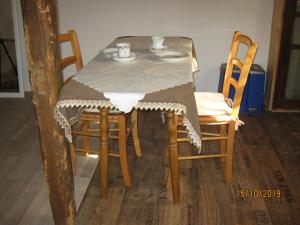 een tafel met stoelen en een tafelkleed erop bij Augustinern 26 in Quedlinburg