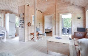 エーベルトフトにあるAwesome Home In Ebeltoft With 2 Bedrooms And Wifiのキッチン、木製の壁のリビングルーム