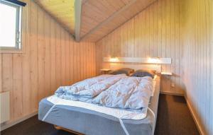- une chambre avec un lit dans un mur en bois dans l'établissement Nice Home In Bogense With Wifi, à Bogense