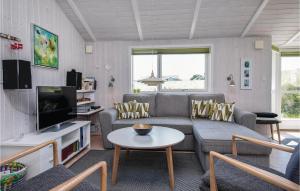 GrønhøjにあるStunning Home In Lkken With 3 Bedrooms, Sauna And Wifiのリビングルーム(ソファ、テーブル付)