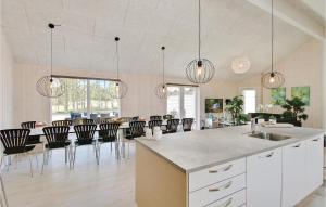 SnogebækにあるStunning Home In Nex With 8 Bedrooms, Wifi And Indoor Swimming Poolのキッチン、ダイニングルーム(テーブル、椅子付)