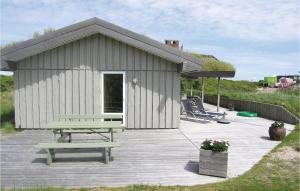 a picnic table and a bench in front of a shed at Stunning Home In Fan With 3 Bedrooms And Wifi in Fanø
