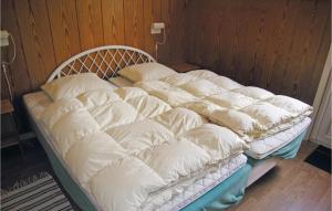 uma cama com almofadas brancas num quarto em 3 Bedroom Nice Home In Fan em Fanø