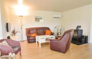 salon ze skórzanymi krzesłami i kanapą w obiekcie 3 Bedroom Cozy Home In Lgstr w mieście Trend