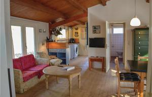 sala de estar con sofá y mesa en Beautiful Home In Grsted With Kitchen en Udsholt Sand
