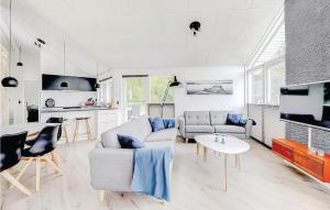 4 Bedroom Awesome Home In Haderslev في Kelstrup Strand: غرفة معيشة مع أريكة وطاولة