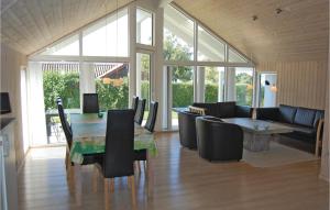 comedor con mesa y sillas en Nice Home In Stubbekbing With 3 Bedrooms And Wifi, en Stubbekøbing