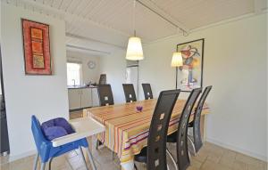 een eetkamer met een tafel en stoelen bij 2 Bedroom Awesome Home In Struer in Humlum