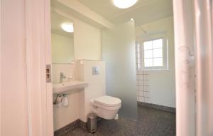 Baño blanco con aseo y lavamanos en 16 Bedroom Cozy Home In Blvand, en Ho