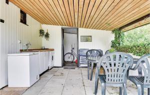 Kuchyň nebo kuchyňský kout v ubytování Two-Bedroom Holiday Home In Sydals