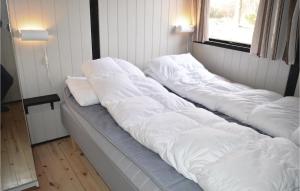 - une rangée d'oreillers blancs dans la chambre dans l'établissement Cozy Home In Gilleleje With Wifi, à Gilleleje