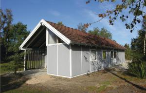 ジルレジェにあるAmazing Home In Gilleleje With 3 Bedrooms, Sauna And Wifiの茶色の屋根の小さな白い小屋