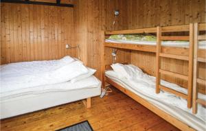 Katil dua tingkat atau katil-katil dua tingkat dalam bilik di Gorgeous Home In Fars With Wifi