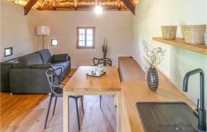 salon ze stołem i kanapą w obiekcie Ferienhaus Deutsch Schuetzen w mieście Eisenberg an der Pinka