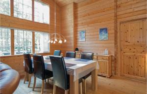 - une salle à manger avec une table et des chaises dans l'établissement Lovely Home In Hadsund With Kitchen, à Helberskov