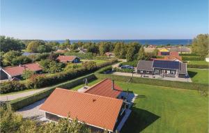 een luchtzicht op een huis met een oranje dak bij Awesome Home In Nordborg With Kitchen in Nordborg