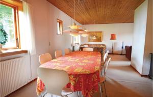 ThyholmにあるBeautiful Home In Thyholm With 4 Bedrooms And Wifiのダイニングルーム(テーブル、椅子付)、