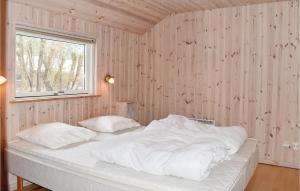Bøtø ByにあるBeautiful Home In Vggerlse With 4 Bedrooms, Sauna And Wifiの窓付きの客室の白いベッド1台