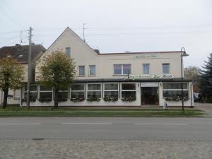 un edificio al lado de una calle en Heidehotel Letzlingen, en Letzlingen