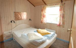 Ajstrupにある3 Bedroom Gorgeous Home In Mallingの窓付きの部屋にベッド付きのベッドルーム1室があります。