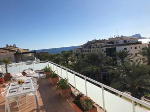 balcón con vistas a las palmeras y los edificios en Penthouse La Paz 9 - Castle view, en Moraira