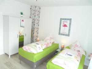 um quarto com duas camas e um espelho em 5x Fuchs-Dobry Balkon-Apartments 40qm-65qm em Oberhausen