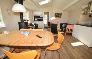 comedor y sala de estar con mesa de madera y sillas en Awesome Home In Vordingborg With Kitchen, en Vordingborg