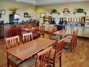 
A restaurant or other place to eat at Lakeview Inns & Suites - Slave Lake
