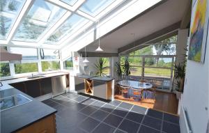 HvalpsundにあるLovely Home In Fars With Kitchenのガラス天井のキッチン(テーブル、椅子付)