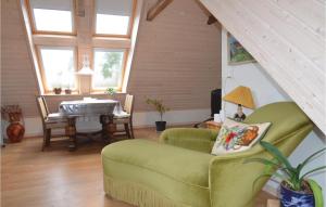 - un salon avec un canapé vert et une table dans l'établissement Nice Apartment In Roslev With Kitchen, à Roslev