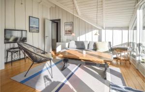 Μια τηλεόραση ή/και κέντρο ψυχαγωγίας στο Two-Bedroom Holiday Home In Blavand