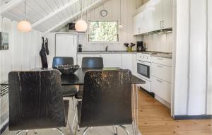 ブラーバンドにあるStunning Home In Blvand With 2 Bedrooms And Wifiのキッチン(黒いテーブル、椅子付)