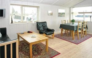 ホーフブルグにあるGorgeous Home In Hovborg With Kitchenのリビングルーム(テーブル、椅子付)