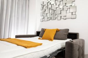 Postel nebo postele na pokoji v ubytování Luxury Apartment Boutique in Torres del Sol + 37 fotografií