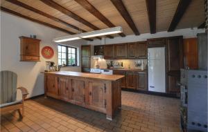 Kuchyň nebo kuchyňský kout v ubytování Two-Bedroom Holiday Home In Nykobing Sj