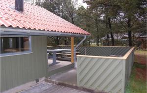 Lønne HedeにあるAmazing Home In Nrre Nebel With 3 Bedrooms, Sauna And Wifiのピクニックテーブルと屋根付きの家