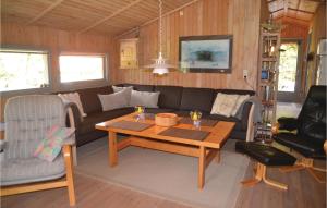 Lønne HedeにあるAmazing Home In Nrre Nebel With 3 Bedrooms, Sauna And Wifiのリビングルーム(ソファ、テーブル付)