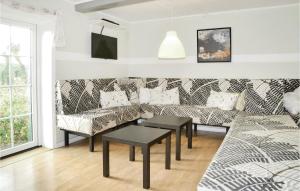 salon z kanapą i stołem w obiekcie Gorgeous Home In Bramming With Sauna w mieście Bramming
