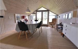 comedor y sala de estar con mesa y sillas en 3 Bedroom Awesome Home In Otterup, en Otterup