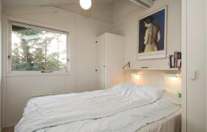 SaltumにあるStunning Home In Saltum With 3 Bedrooms And Wifiの白いベッドルーム(ベッド1台、窓付)