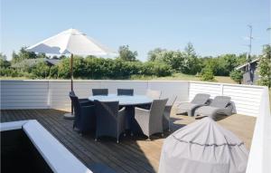 a patio with a table and chairs and an umbrella at Holiday Home Ildervej I in Hemmet