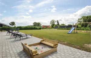 un parque con parque infantil con tobogán en Beautiful Home In Haderslev With Wifi, en Store Anslet